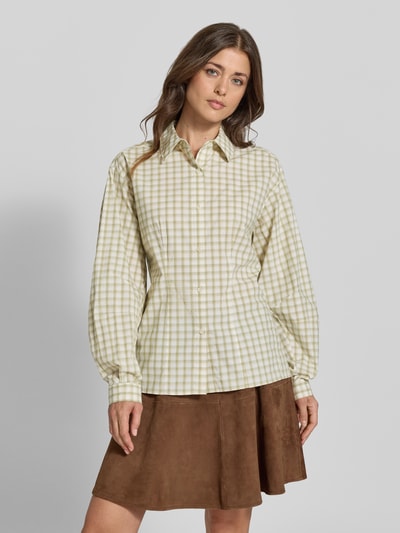 Frauenmodel trägt Relaxed Fit Hemdbluse aus Baumwoll-Mix von Samsøe Samsøe mit Karo-Muster, langärmelig, 1-Knopf-Manschetten, Ganzkörperansicht von vorne.