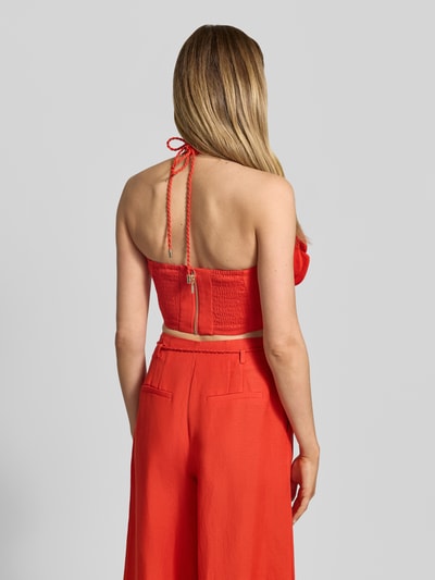 Vrouwenmodel draagt Midikleid met spaghettibandjes en vetersluiting van Forever New, linnenmix met viscose, A-lijn, model 'Myla', smokdetail en haakjes- en ritssluiting op de rug, ruglengte maat 36: 106 cm, felle oranje tint, effen oppervlak, gladde textuur, Ganzkörperansicht Rückansicht.