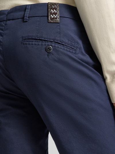Männermodel trägt Herren Hose mit Gesäßtaschen Modell 'Lupus' von Mmx in Dunkelblau, Baumwoll-Mix mit Stretch-Anteil, Detailaufnahme