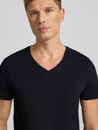 Männermodel trägt T-Shirt mit V-Ausschnitt im 2er-Pack von MCNEAL in Schwarz aus reiner Baumwolle, Slim-Fit, Nahaufnahme Oberkörper.