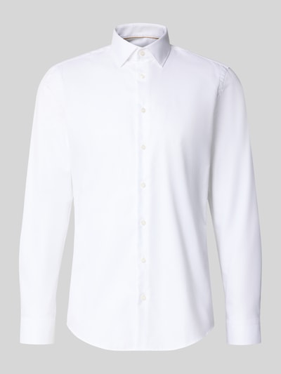 Produktfoto, weißes Slim Fit Businesshemd aus reiner Baumwolle von Jake*s, glatte Oberfläche, klare Linien, neutraler Hintergrund