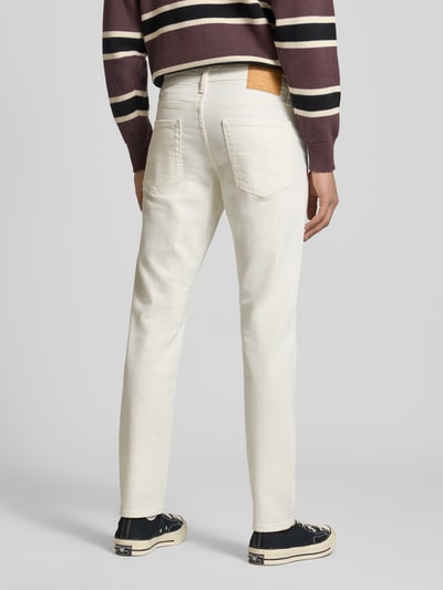 Männermodel trägt Slim Fit Jeans mit Eingrifftaschen Modell 'GLENN' von Jack & Jones, Baumwoll-Mix, cremeweiß, Ganzkörperansicht Rückansicht.