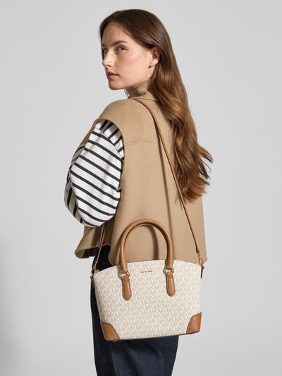 Vrouwenmodel draagt Handtasche mit Logo-Applikation Modell 'Murphey' van MICHAEL Michael Kors in beige met bruin, allover-logo-print, schouderriem, detailopname schuin van achteren