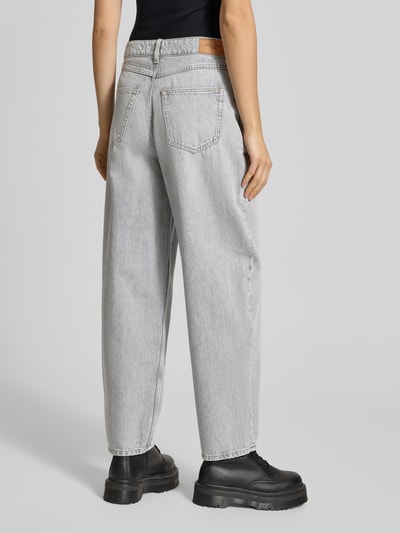 Kobiece modelka nosi Barrel Leg Jeansy z czystej bawełny Model 'STINE CROPPED' od Marc O'Polo Denim, efekt: jednolity kolor, denim, naszywka z logo, szlufki na pasek, 5 kieszeni, zapinane na guzik i zamek, długość skrócona, wysoki stan, widok całej sylwetki od tyłu.