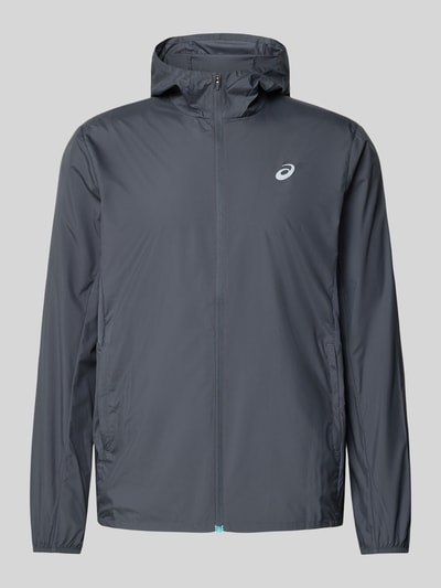 Produktfoto, Windbreaker mit Logo-Print und Kapuze von ASICS in Dunkelgrau, glatte Textur, gerader Schnitt, sichtbarer Reißverschluss, elastische Ärmelabschlüsse, Taschen mit Zipper, Kapuze, sportliches Design, Herrenmodell, Produktdetails: Rückenlänge 73 cm, Schulterbreite 45 cm, Brustweite 40 cm, Ärmellänge 54 cm