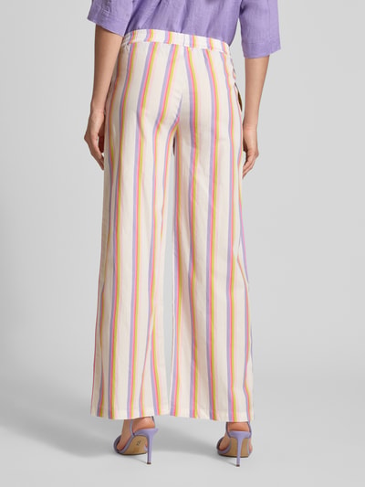 Frauenmodel trägt Wide Leg Pants mit elastischem Bund von Emily Van den Bergh aus reiner Baumwolle, Streifenmuster, Ganzkörperansicht Rückansicht.