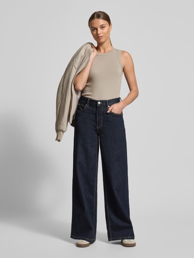 Frauenmodel trägt Top mit Rundhalsausschnitt Modell 'OLINA' von Drykorn aus reiner Baumwolle, Slim-Fit, sandfarben, Ganzkörperansicht von vorne.