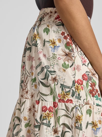 Vrouwenmodel draagt Midirock im Stufen-Look Modell 'Ka44trinaa' van ZABAIONE, A-lijn, bloemenprint, elastische taille, detailopname heup.