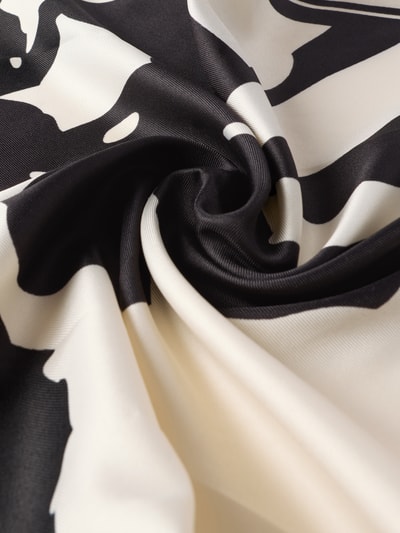 Produktfoto, Tuch im Allover-Look Modell 'Beyla' von Someday aus Satin, rechteckige Form, schwarz-weiße Muster, glatte Textur