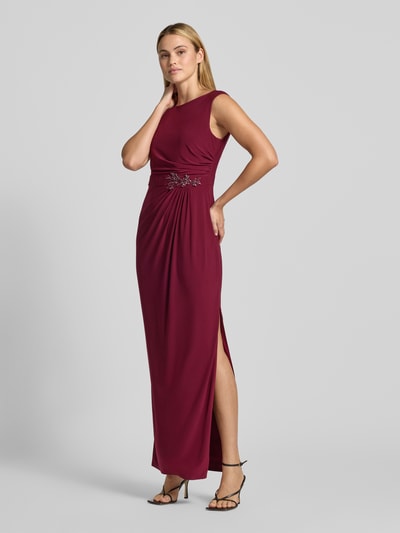 Frauenmodel trägt Abendkleid mit Raffungen von Adrianna Papell in Dunkelrot mit Pailletten, taillierte Passform, Ganzkörperansicht von vorne.