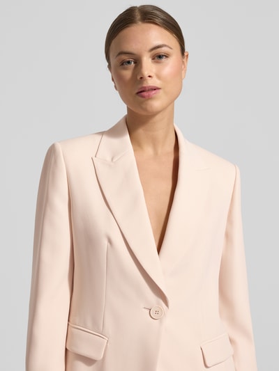 Frauenmodel trägt Blazer mit Reverskragen von Emporio Armani in zartem Rosé, Regular-Fit, Knopfverschluss, Pattentaschen, Nahaufnahme Oberkörper. Rückenlänge bei Größe 36: 67 cm, Brustweite: 48 cm, Ärmellänge: 61 cm.