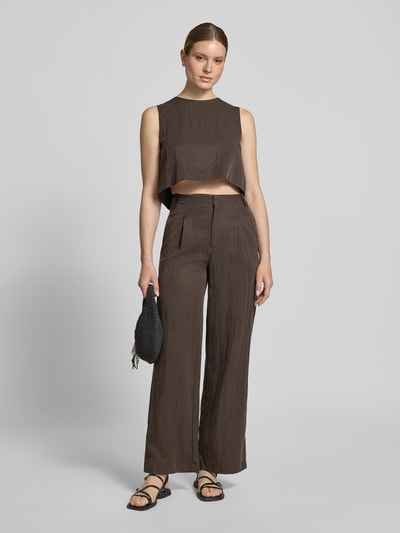 Frauenmodel trägt Cropped Blusentop mit Rundhalsausschnitt Modell 'ADRIAN' von Mango aus Lyocell-Mix; braune Struktur, Ganzkörperansicht von vorne, Rückenlänge bei Größe S: 37 cm.