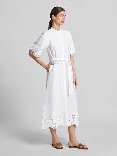 Frauenmodel trägt Hemdblusenkleid mit Lochstickerei Modell 'Marika' von GUIDO MARIA KRETSCHMER WOMAN, Reine Baumwolle, Taillierter Schnitt, Midikleid, Maokragen, verdeckte Knopfleiste, Bindegürtel, weiß mit Lochstickerei, Ganzkörperansicht von vorne.