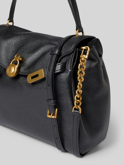 Produktfoto, schwarze Handtasche mit Logo-Detail Modell 'Hamilton' von MICHAEL Michael Kors, goldene Metall-Details, Strukturleder, abnehmbare Schulterriemen, Hauptfach mit Überschlag, Größe 33x25x14 cm, Länge Schulterriemen 105 cm