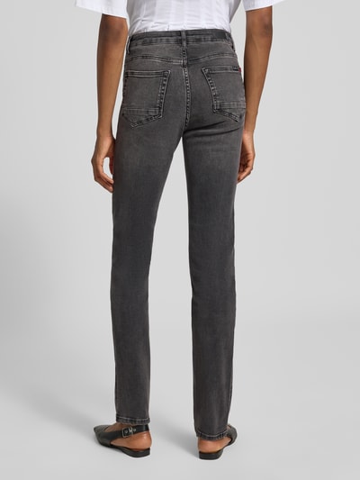 Frauenmodel trägt Straight Fit Jeans aus Baumwoll-Mix Modell 'JOYCE' von Cars Jeans in Grau mit 5-Pocket-Design, Ganzkörperansicht Rückansicht.