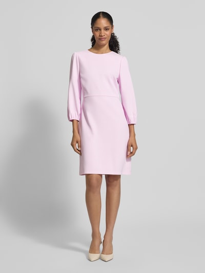 Kobiece modelka nosi Knielanges Kleid mit Rundhalsausschnitt und 3/4-Arm od Marc Cain, jasnoróżowy materiał-mix ze stretchem, prosty krój, długość do kolan, szerokość w rozmiarze 36: 43 cm, długość tyłu: 95 cm, długość rękawa: 53 cm, widok całej sylwetki z przodu.