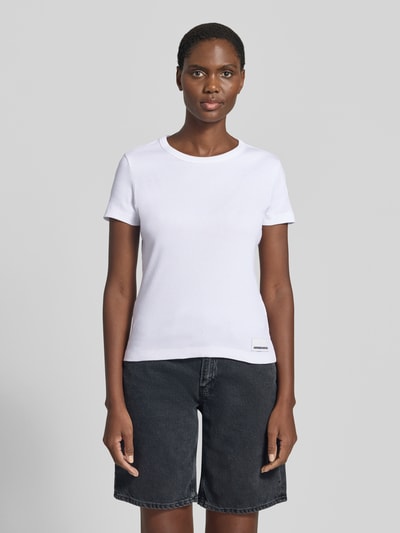 Frauenmodel trägt Slim Fit T-Shirt aus Baumwoll-Mix Modell 'KARDAA' von Armedangels, Optik: Unifarben, Logo-Stitching, Feinripp, Rundhals, Kurzarm, Ganzkörperansicht von vorne.