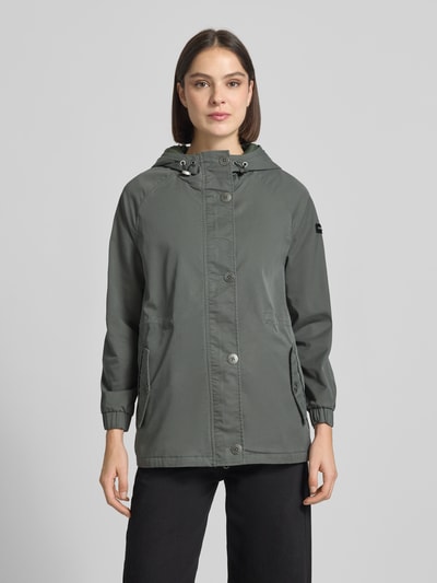 Frauenmodel trägt Regular Fit Jacke mit Logo-Detail Modell 'Dorine' von Frieda & Freddies aus Baumwoll-Mix mit Kapuze, Eingrifftasche, elastische Ärmelabschlüsse, grau, Ganzkörperansicht von vorne. Rückenlänge 72 cm, Schulterbreite 40 cm, Brustweite 57 cm, Ärmellänge 62 cm bei Größe 36.