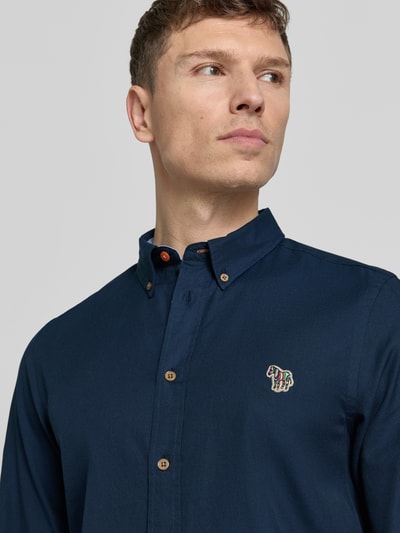 Männermodel trägt Tailored Fit Freizeithemd mit Button-Down-Kragen von PAUL SMITH, dunkelblau, Reine Baumwolle, Stitching, Nahaufnahme Oberkörper.