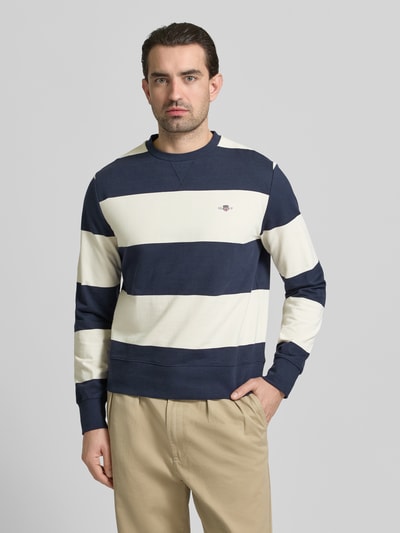 Männermodel trägt Regular Fit Pullover in Strick-Optik von Gant, blau-weiß gestreift, reine Baumwolle, Oberkörperansicht von vorne.