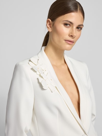 Frauenmodel trägt Regular Fit Blazer mit floralen Applikationen von Christian Berg Woman Selection, weiß, elastischer Material-Mix, Nahaufnahme Oberkörper.