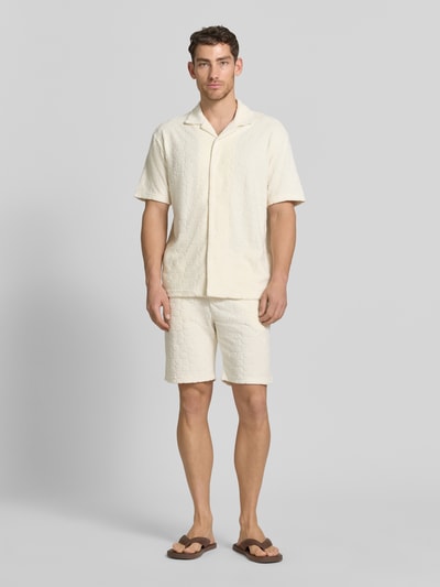 Männermodel trägt Shorts mit Strukturmuster und Eingrifftaschen von MCNEAL, heller Baumwoll-Mix, Straight Fit, Ganzkörperansicht von vorne.