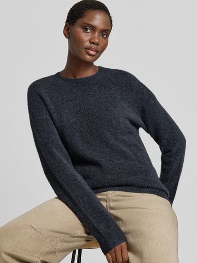 Frauenmodel trägt Strickpullover mit Rundhalsausschnitt Modell 'Festina Hope' von MSCH Copenhagen, dunkles Melange-Blau, wollige Textur, Regular Fit, Damen Strickpullover aus Woll-Mix, Nahaufnahme Oberkörper.