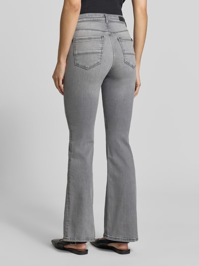 Frauenmodel trägt Flared Fit Jeans aus Baumwoll-Mix Modell 'MICHELLE' von Cars Jeans in Grau mit 5-Pocket-Design, Ganzkörperansicht Rückansicht.