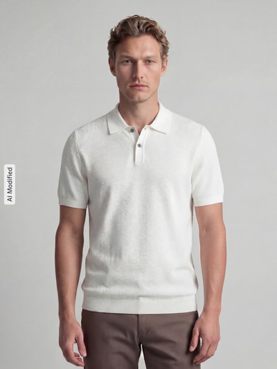 Männermodel trägt Slim Fit Poloshirt mit Strukturmuster von Christian Berg Men in Weiß, reine Baumwolle, kurzärmelig, Nahaufnahme Oberkörper.