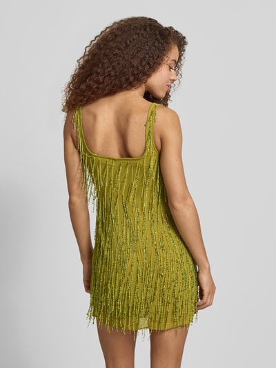 Frauenmodel trägt Minikleid mit Fransen Modell 'ELLEN' von Topshop in Grün, figurbetonter Schnitt, Karree-Ausschnitt, Rückenlänge 65 cm, Brustweite 36 cm, Ganzkörperansicht Rückansicht.