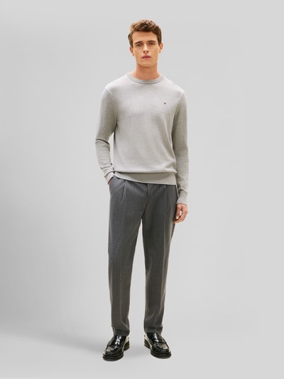 Tommy Hilfiger Sweter o kroju regular fit z mieszanki bawełny i kaszmiru Jasnoszary melanż 1