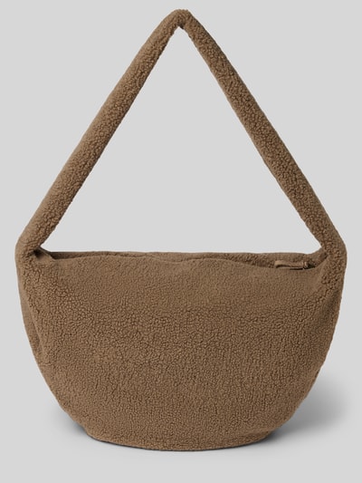 Produktfoto, Shoulder Bag aus Teddyfell von Studio Noos in Braun, weiche Textur, sichtbarer Reißverschluss und Logo-Detail, rechteckige Form, großzügiges Hauptfach, strukturierter Schulterriemen, Maße: 50 x 37 x 10 cm, Riemenlänge 84 cm.
