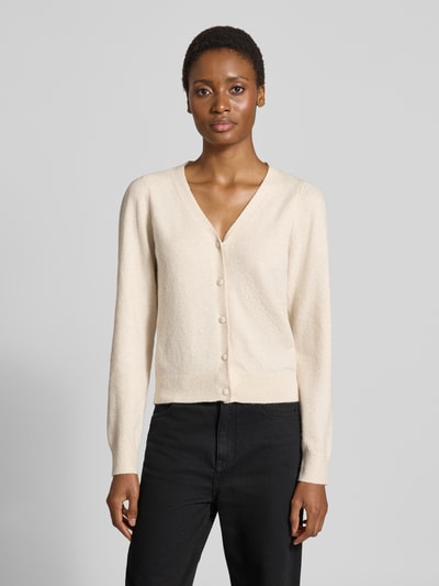 Vrouwenmodel draagt Regular fit gebreid jack met v-hals model 'DOFFY' van VERO MODA, Dames, ecru, zwarte broek, frontale volledige lichaamsweergave.