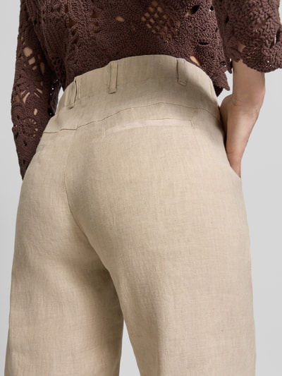 Frauenmodel trägt Flared Stoffhose aus Leinen-Mix von Raphaela By Brax in Melange-Optik, mit Label-Applikation, Gesäßtasche, Ganzkörperansicht Rückansicht.