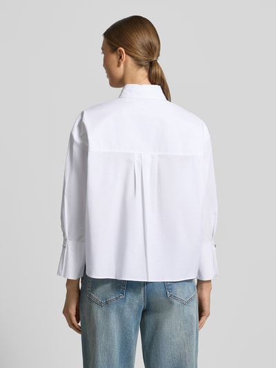Młodzieżowy model nosi Regular Fit Hemdbluse aus Baumwoll-Mix Modell 'EGGY' od HUGO, biała popelina, gładka, krój regular fit, całkowity widok z tyłu.