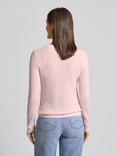 Frauenmodel trägt Strickpullover mit gerippten Abschlüssen Modell 'dalo' von Vila in Hellrosa, Baumwollstruktur, Ganzkörperansicht Rückansicht.