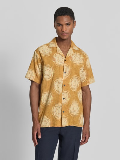 Männermodel trägt Regular Fit Freizeithemd im Allover-Look Modell 'BILBAO' von Jack & Jones Premium in Gelb mit Reverskragen, Reine Baumwolle, Ganzkörperansicht von vorne. Rückenlänge bei Größe M 71 cm, Schulterbreite 48 cm, Ärmellänge 23 cm.