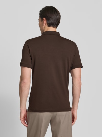 Mężczyznamodel nosi Regular Fit Poloshirt mit Knopfleiste Modell 'Carlosjuan' von JOOP! Collection, bawełniany miks ze stretchem, krój regular fit, kolor brązowy, widok całej sylwetki od tyłu.