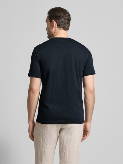 Männermodel trägt Regular Fit T-Shirt mit Rundhalsausschnitt von PAUL SMITH aus reiner Baumwolle, Rückenlänge 69 cm, Ganzkörperansicht Rückansicht.