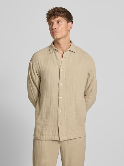 Männermodel trägt Regular Fit Freizeithemd mit Kentkragen von Lindbergh in Beige aus Reine Baumwolle, mit Knopfleiste, Langärmelig, Nahaufnahme Oberkörper. Rückenlänge 73 cm, Schulterbreite 47 cm, Ärmellänge 67 cm bei Größe M.