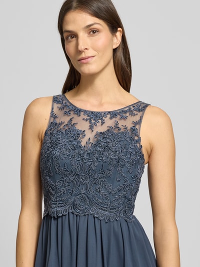 Frauenmodel trägt Regular Fit Abendkleid mit floralem Spitzenbesatz von Laona, semitransparent, Ziersteinbesatz, Nahaufnahme Oberkörper.