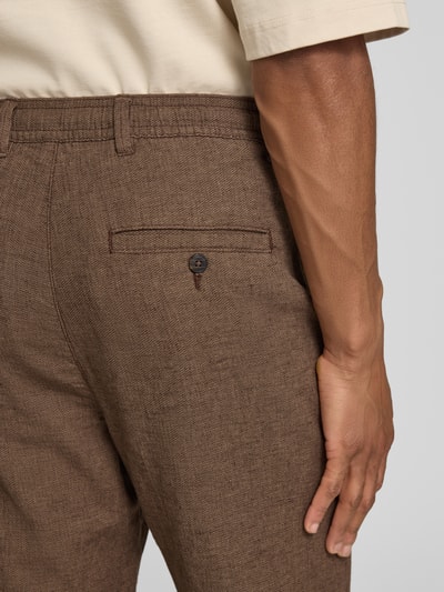 Männermodel trägt Regular Fit Stoffhose aus Baumwoll-Leinen-Mix von SELECTED HOMME, melierte Optik, Gesäßtasche, Detailaufnahme Rückansicht.