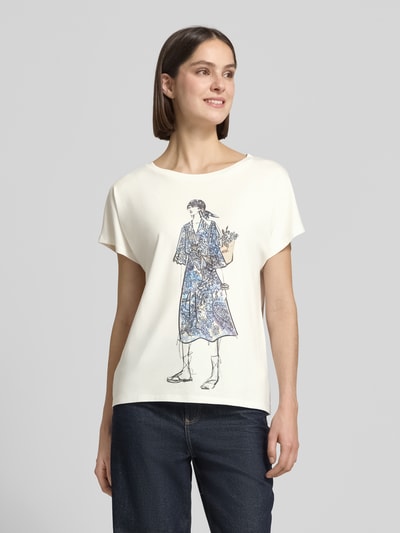 Frauenmodel trägt Damen T-Shirt mit Motiv-Print von Oui aus Baumwoll-Mix mit Modal-Anteil, Relaxed-Fit, Ziersteinbesatz, Rundhalsausschnitt, Rückenlänge bei Größe 36: 59 cm, creme und blau, Ganzkörperansicht von vorne.