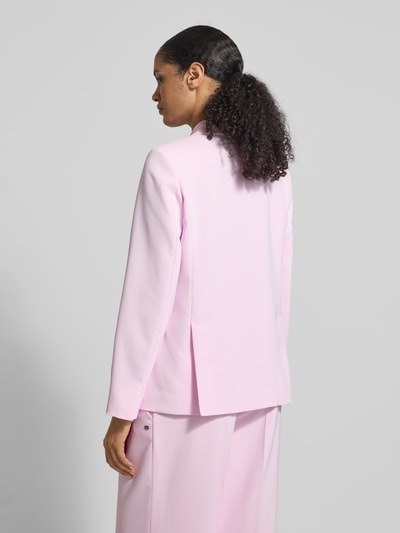 Modelka kobieta nosi Regular Fit Blazer mit Reverskragen od Marc Cain, jasnoróżowy kolor, krój regular fit, elastyczny materiał, długość tyłu w rozmiarze 36: 66 cm, szerokość w rozmiarze 36: 48 cm, długość rękawa w rozmiarze 36: 62 cm, widok całej sylwetki z tyłu.