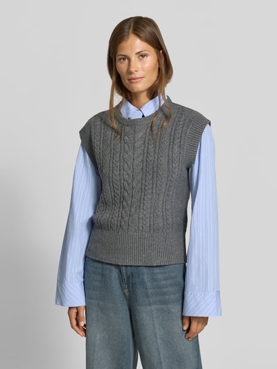 Frauenmodel trägt Regular Fit Pullunder mit Woll-Anteil von MYON in Grau, Strick-Optik, Rundhalsausschnitt, Material-Mix, Ganzkörperansicht von vorne.