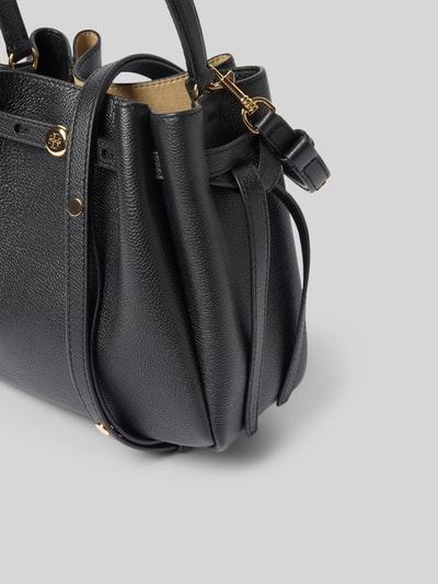 Produktfoto, schwarze Bucket Bag mit Tragehenkel von Tory Burch, strukturiertes Leder, Label-Detail, 24x23x9 cm, offenes Hauptfach