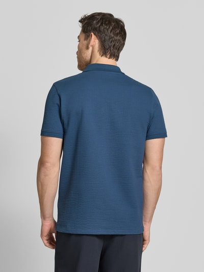Männermodel trägt Regular Fit Poloshirt mit Strukturmuster von MCNEAL, Blau, Baumwoll-Mix, Reißverschluss, Kurzärmelig, Rückenansicht.