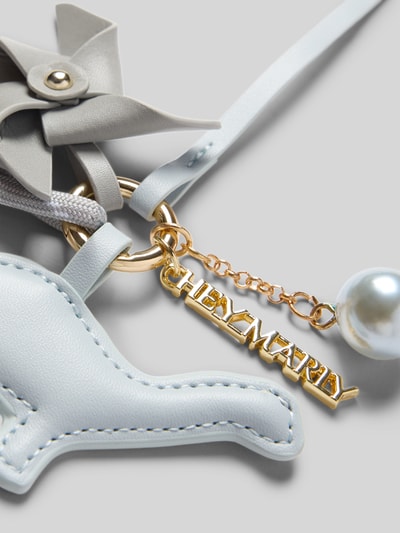 Produktfoto, Schlüsselanhänger mit Karabinerverschluss Modell 'Dino' von Hey Marly in Grau und Gold mit Zierperle, Logo-Detail, Nahaufnahme, KI-modifiziertes Bild