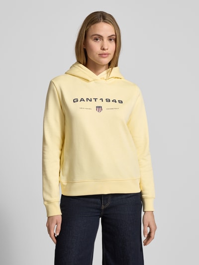 Frauenmodel trägt Regular Fit Hoodie mit Label-Print von Gant in Gelb, Baumwoll-Mix, Damen, Kontrastprint, Nahaufnahme Oberkörper.