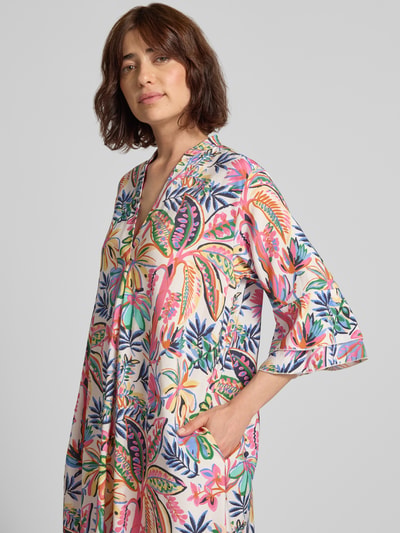 Frauenmodel trägt Relaxed Fit Hemdblusenkleid aus Viskose-Mix von Milano Italy mit floralem Allover-Print und Halbarm, Nahaufnahme Oberkörper.
